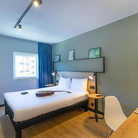 Ibis Bragança