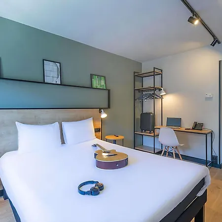 Ibis Bragança